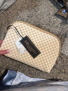 NWT Deluxity Beige Check Cosmetic Bag